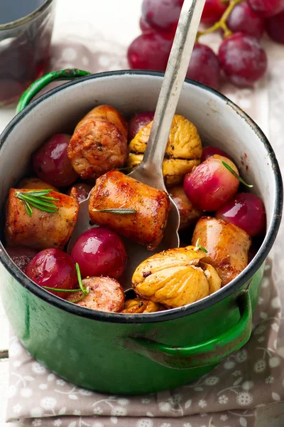 Salsicha de frango com uvas e figos . — Fotografia de Stock