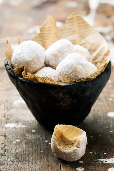 Rápido e fácil sem assar bolas de neve de manteiga de amendoim — Fotografia de Stock