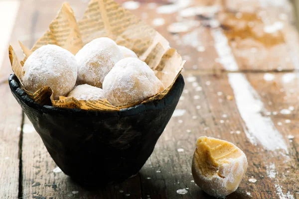 Rápido y fácil No hornear bolas de nieve de mantequilla de maní —  Fotos de Stock