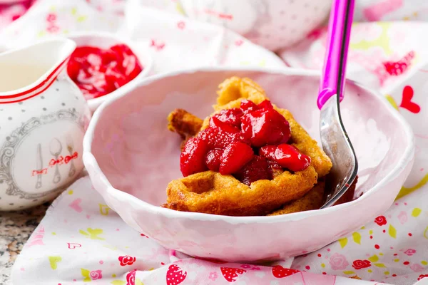 Erdnussbutter Erdbeerkompott Waffeln — Stockfoto