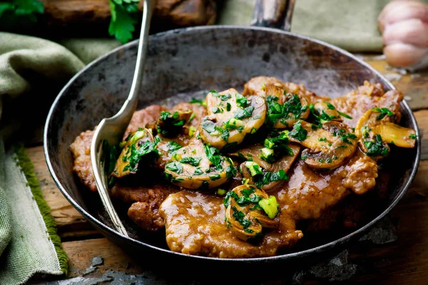 Paddestoel Scaloppine.selective focus — Stockfoto