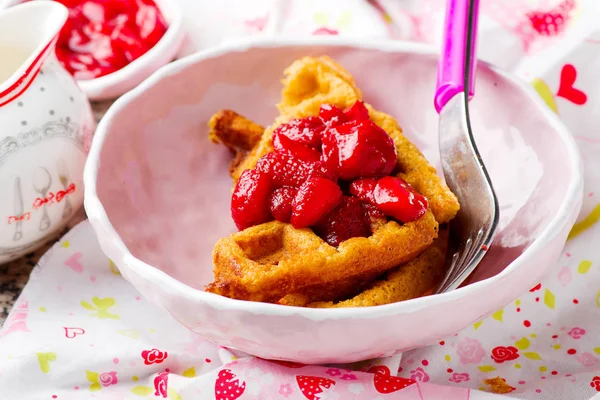 Erdnussbutter Erdbeerkompott Waffeln — Stockfoto