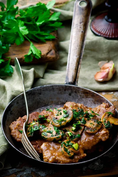 Paddestoel Scaloppine.selective focus — Stockfoto