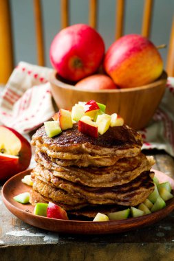 Marple şurubu ile elma krep