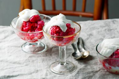 çilek buz krem şanti ile