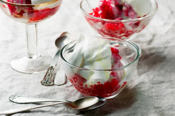 Erdbeereis mit Schlagsahne — Stockfoto