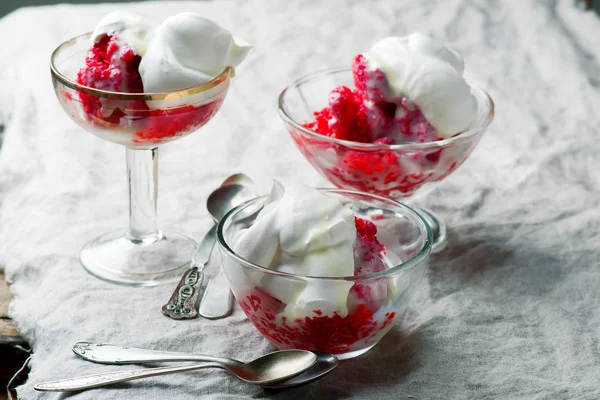 ホイップ クリームとイチゴのアイス — ストック写真
