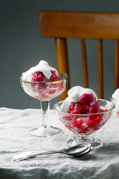 Erdbeereis mit Schlagsahne — Stockfoto