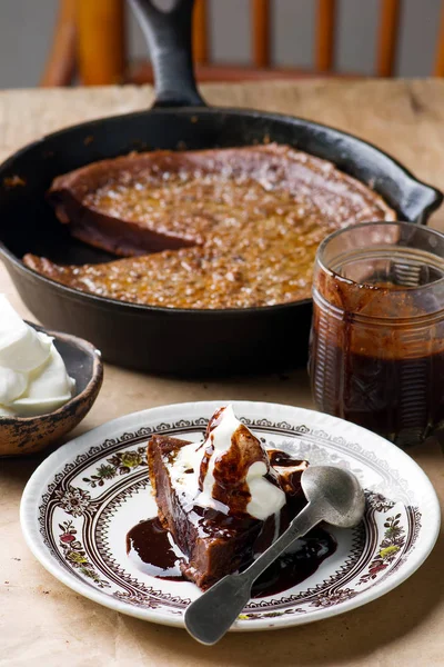 Pato de chocolate bebé en sartén de hierro —  Fotos de Stock