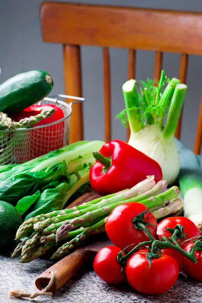 テーブルの上の新鮮な庭の野菜 — ストック写真