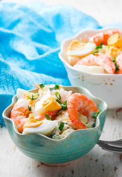 Krevety, vejce a bramborový salát — Stock fotografie