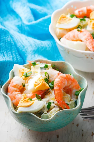 Krevety, vejce a bramborový salát — Stock fotografie