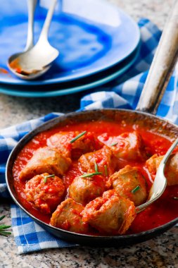 İtalyan usulü sosis domates soslu.