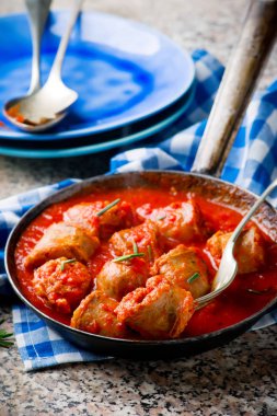 İtalyan usulü sosis domates soslu.