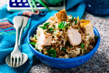 Pirinç, tavuk ve otlar ile mercimek salatası.