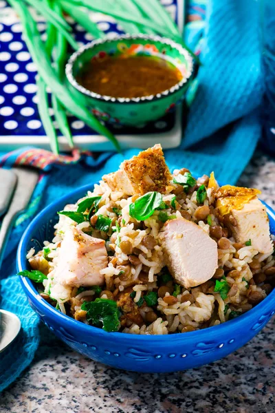 Salada de arroz, frango e lentilha com ervas . — Fotografia de Stock