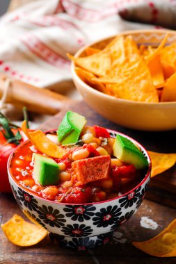 Hızlı beyaz fasulye güveç. Meksika mutfağı.