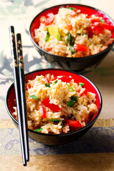 Жареный рис с овощами, яйцом и беконом — стоковое фото