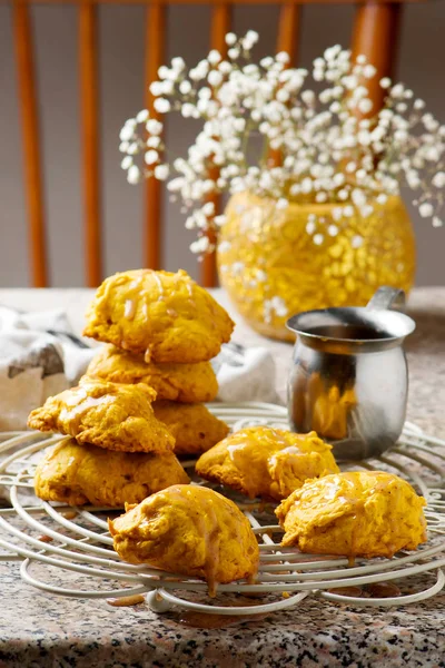 Kürbiskekse mit Zimtglasur.. Stil rustikal — Stockfoto