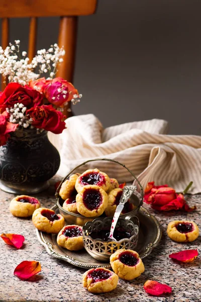 Kekse mit schwarzer Johannisbeermarmelade.. Stil rustikal — Stockfoto
