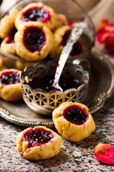 Galletas con mermelada de grosella negra.. estilo rústico —  Fotos de Stock