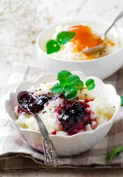 Pudim de arroz com bagas jam.selective foco — Fotografia de Stock