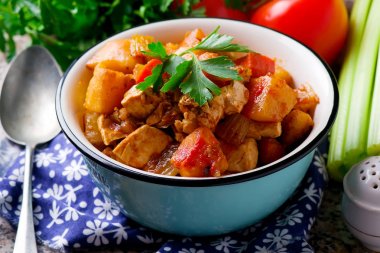 Vegan İrlanda güveci sebze ve tofu ile