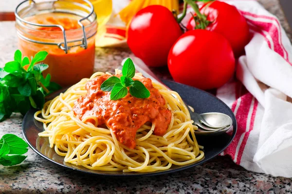 Spaghettini con salsa rosso rosato — Foto Stock