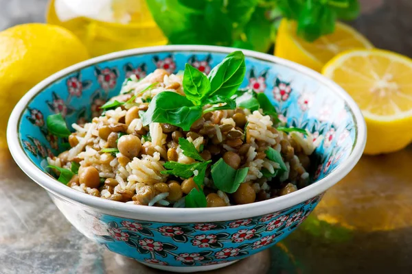 Ensalada de arroz, lentejas y garbanzos con hierbas . —  Fotos de Stock