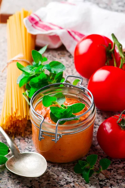 Rosy-rojo salsa de pasta.. enfoque selectivo — Foto de Stock