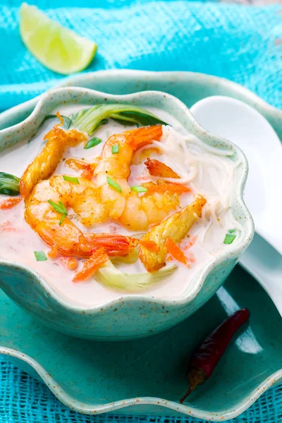 Frango com sabor de coco e sopa de camarão . — Fotografia de Stock