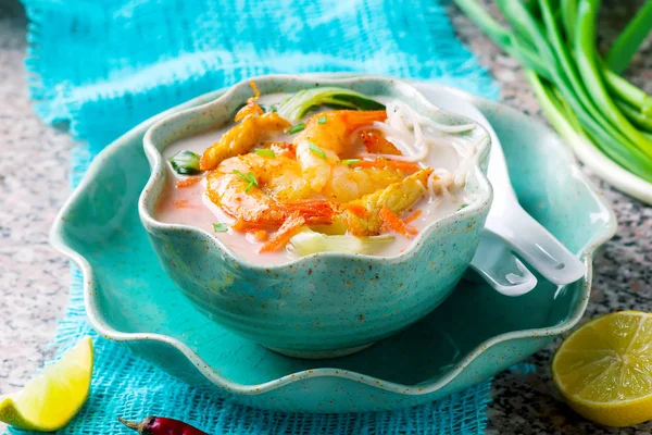 Frango com sabor de coco e sopa de camarão . — Fotografia de Stock