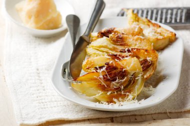 Beyaz plaka üzerinde parmesan rezene 