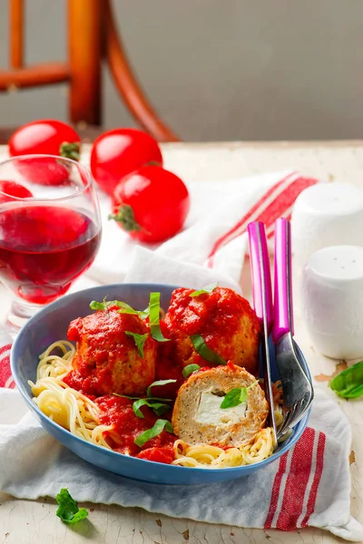 Turkije-balletjes gevuld met fetakaas in tomatensaus — Stockfoto