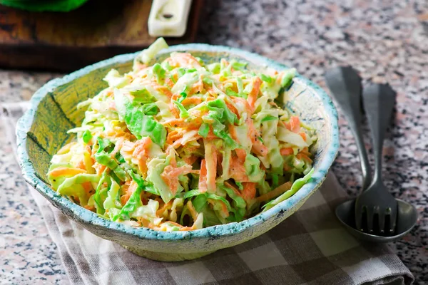 Cabbage salad cole slaw in a ceramic bowl — Stock Photo, Image