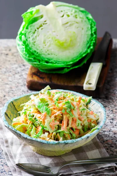 Cabbage salad cole slaw in a ceramic bowl — Stock Photo, Image