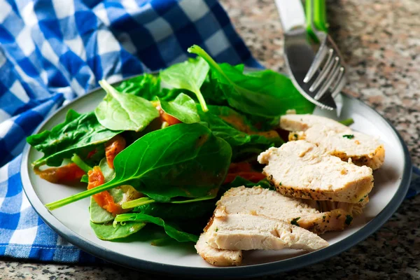 Frango com salada de espinafre com curry — Fotografia de Stock