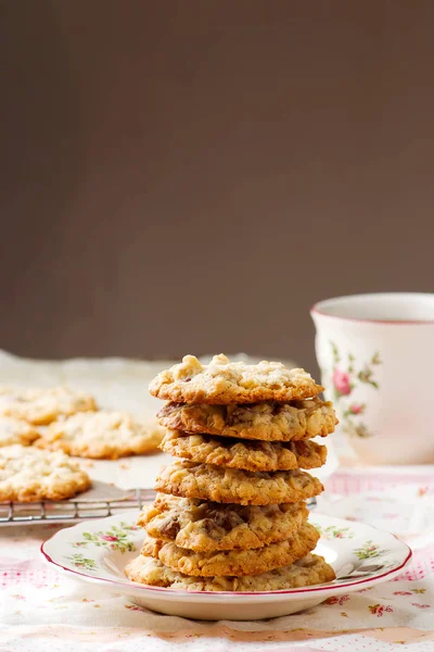 Crispy oatmeal chocolate chip cookies.style rustic — Stock Photo, Image