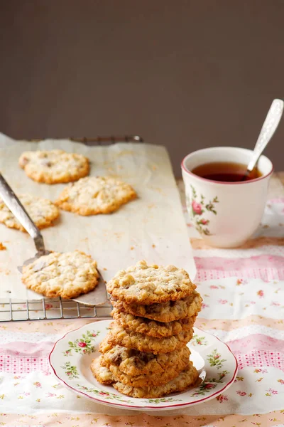 Crujiente avena chocolate chip cookies.style rústico —  Fotos de Stock