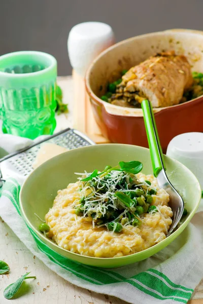 Risotto de pasta con verduras de primavera —  Fotos de Stock