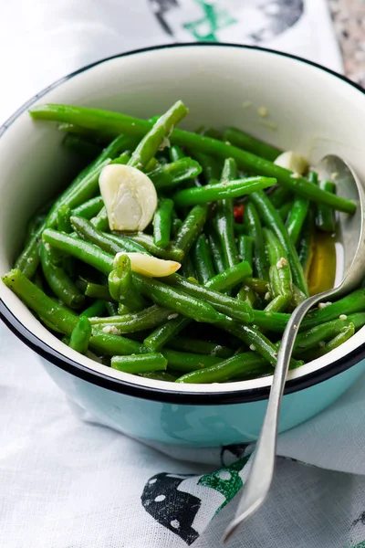 Braised green beans with garlic. selective focus — Stock Photo, Image