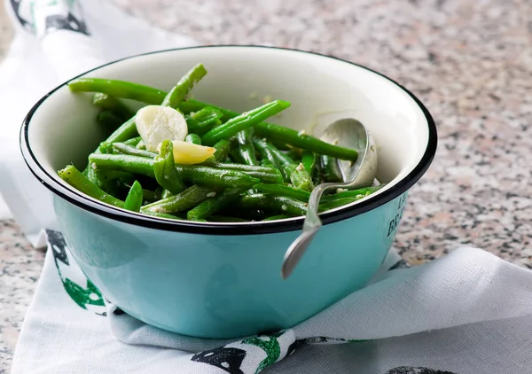 Judías verdes estofadas con ajo. enfoque selectivo —  Fotos de Stock