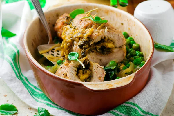 Rolo de peru com pesto e queijo — Fotografia de Stock