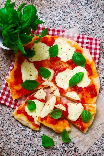 Pizza Margherita.. pohled shora. selektivní zaměření — Stock fotografie