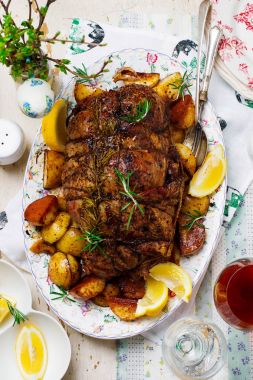 Kızarmış kuzu bacak Vegetables.style rustik ile.