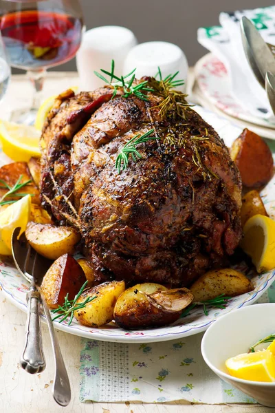 Pierna de cordero asado con Vegetables.style rústico . — Foto de Stock