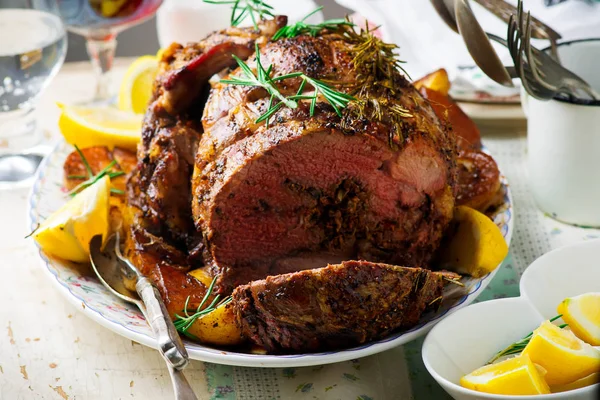 Pierna de cordero asado con Vegetables.style rústico . — Foto de Stock