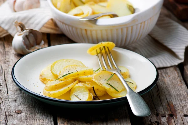 Gebakken nieuwe aardappelen met kruiden .style rustiek — Stockfoto