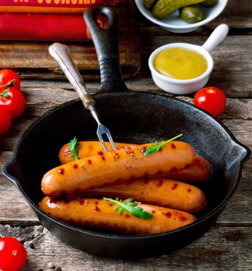 Sosis bir pik demir tavada. 