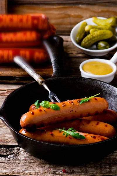 Sausages in a pig-iron frying pan.